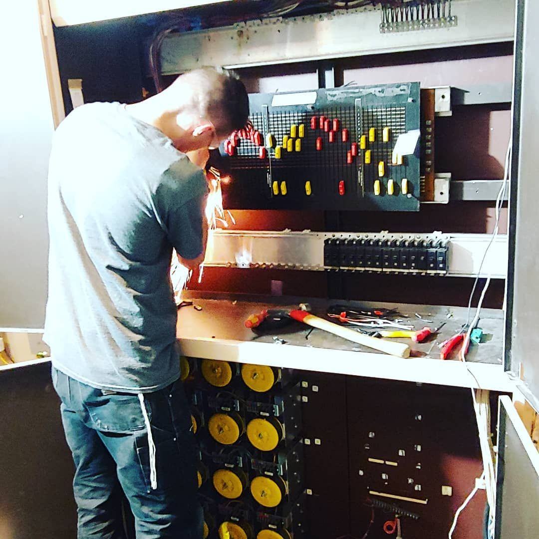 Commercial electrical panel wiring